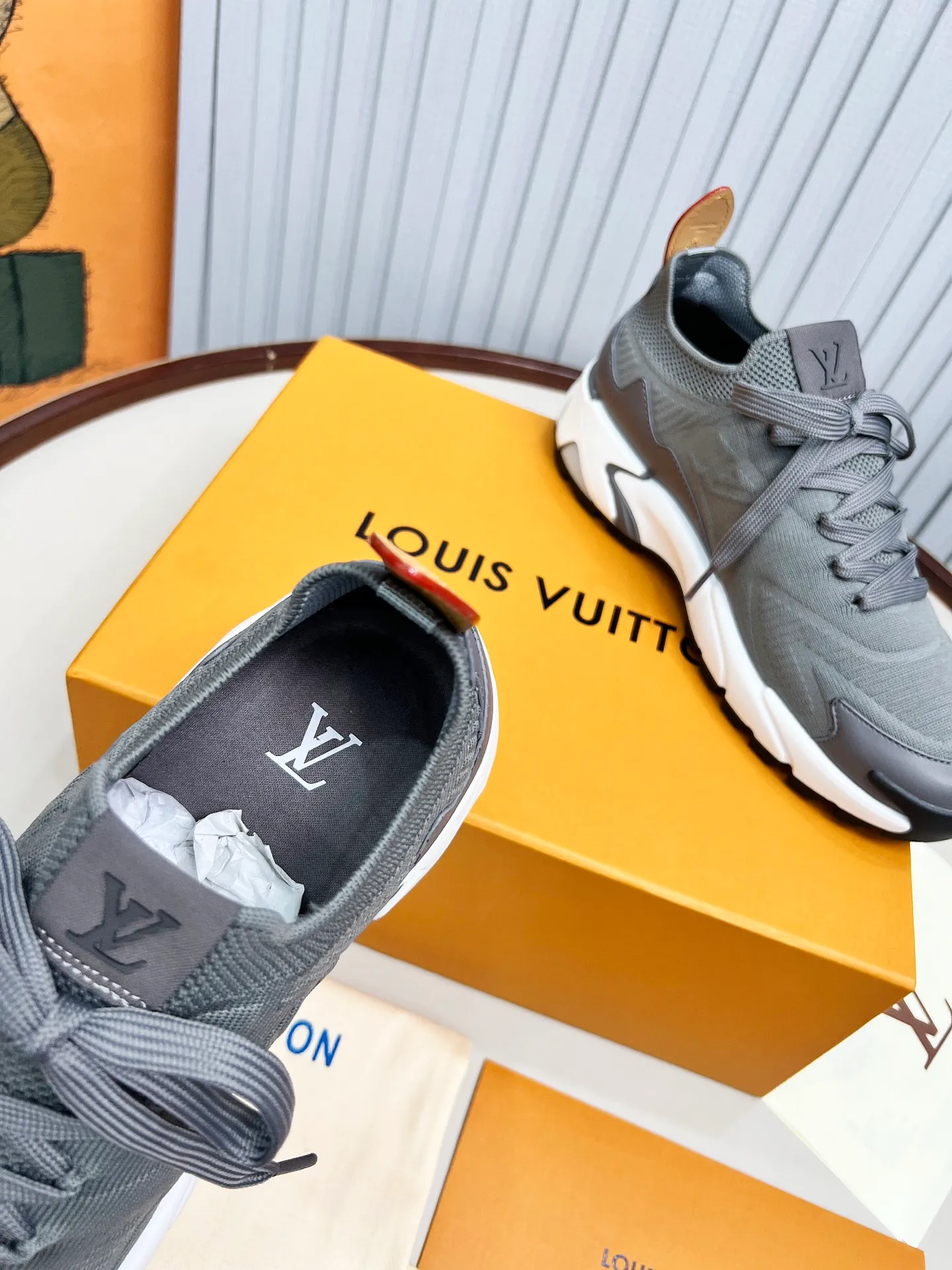 Top version: 560💰 LV Louis Vuitton L Jialu brand Runner Tatic series thick-soled casual sports shoes running shoes Original purchase development and production This LV Runner Tatic sports shoe is blended with fly-knit fabric material to interpret the inspiration of traditional mountaineering shoes. The LV letters are written on one side, the Louis Vuitton logo, and the light and wear-resistant rubber outsole complete the whole package. The delivery counter is exquisitely packaged🛍📦 ▪️Fabrics: Original imported custom fly-knit fabric ▪️Inner lining: Original custom-made breathable mesh ▪️Sole: Original molded anti-slip rubber combination material ▪️Sole thickness: 4CM ▪️Size: Men's 39-45
